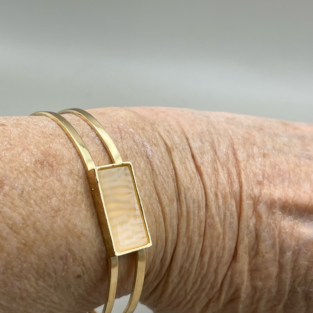 Stunning Gold Cuff Bracelet with Rectangular Inlay - Picture 4 of 4